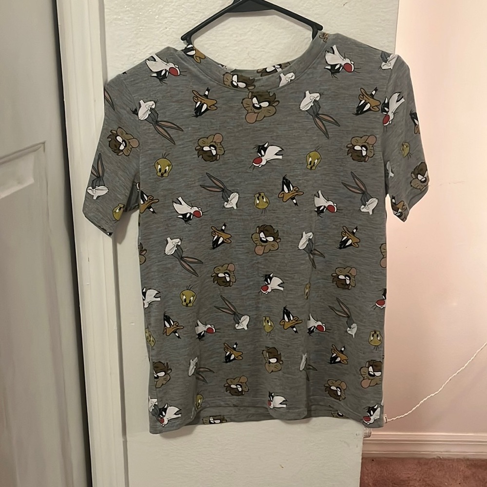 Size Medium Looney Tunes Gray Shirt